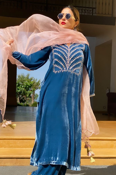 Hina Khan in Makhmalee Sapphire Blue Silk Velvet embroidered kurta wit ...